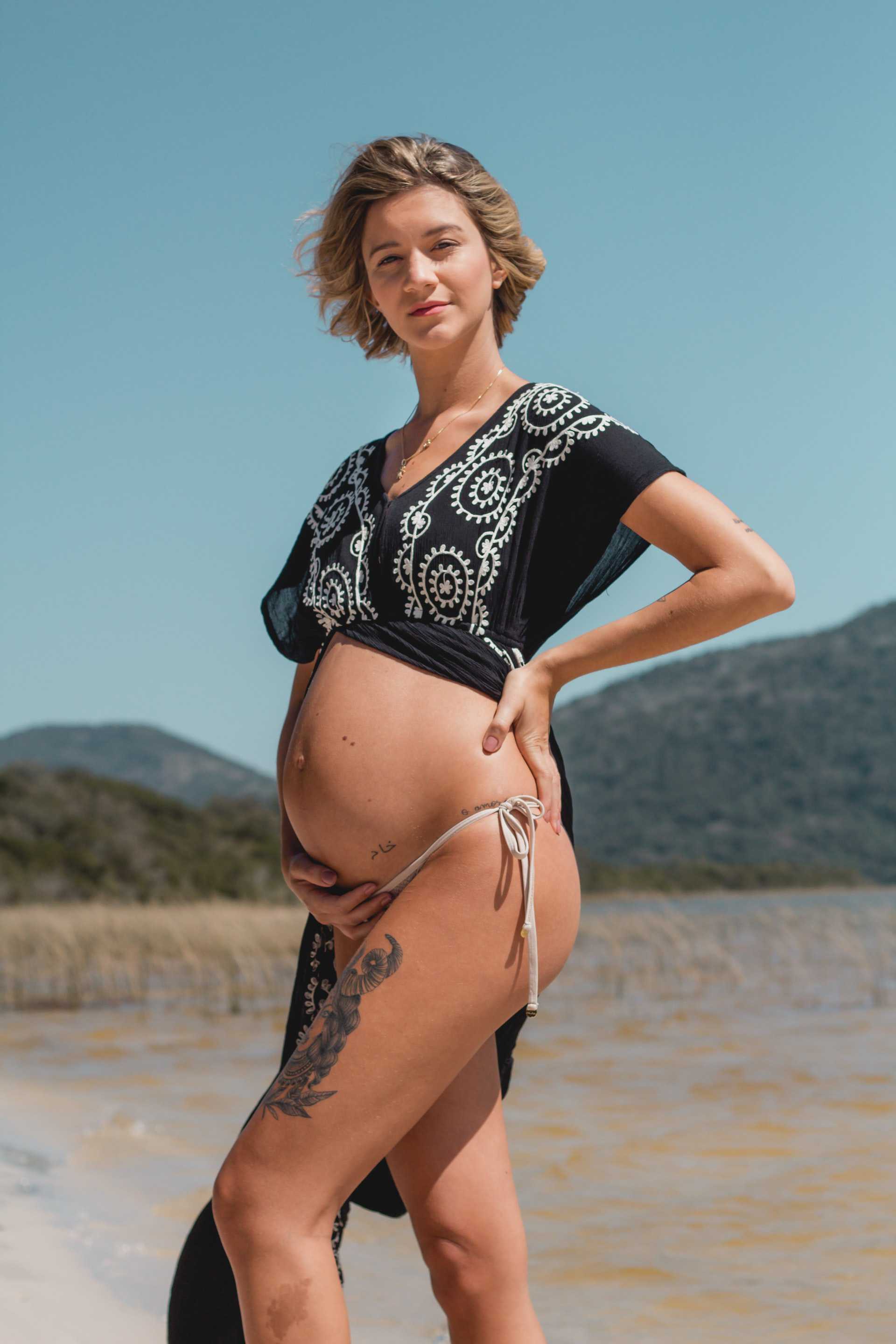 一名怀孕7个月的女性，腹部明显隆起。